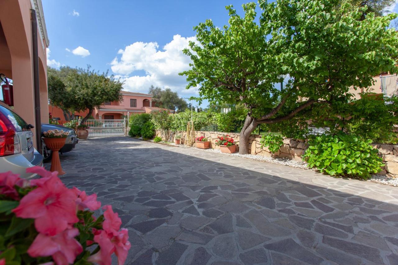Residence Le Colonnine San Teodoro  Bagian luar foto