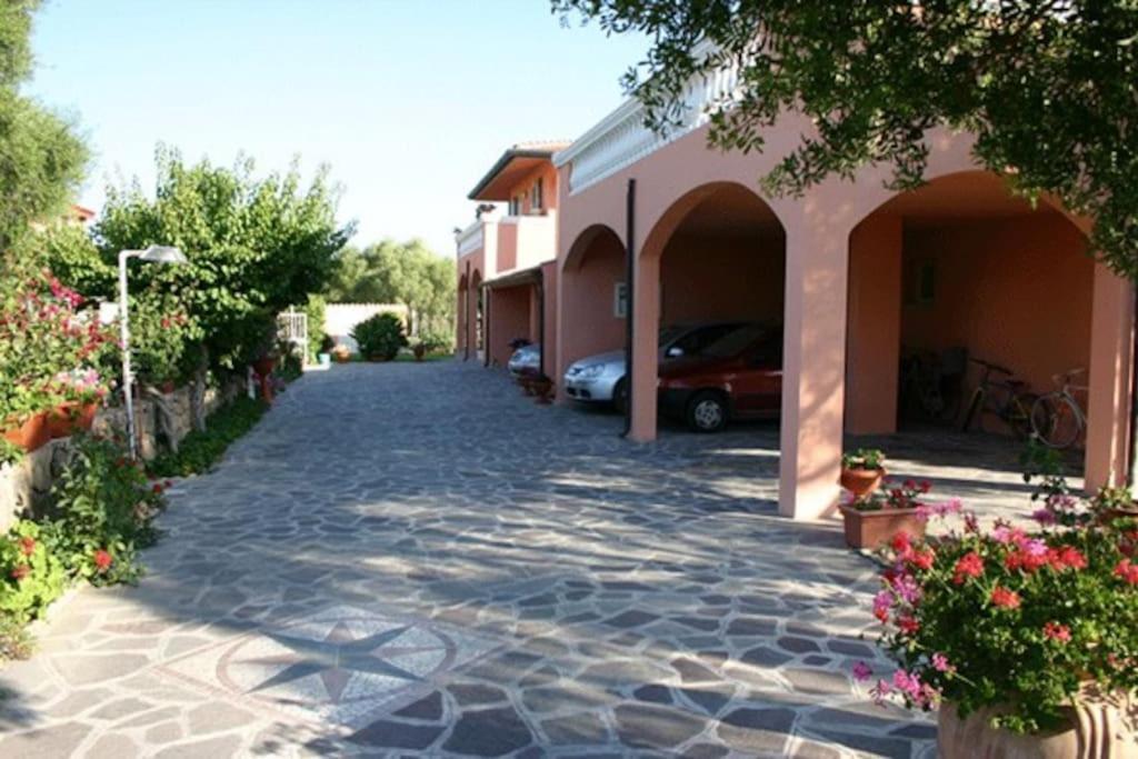 Residence Le Colonnine San Teodoro  Bagian luar foto