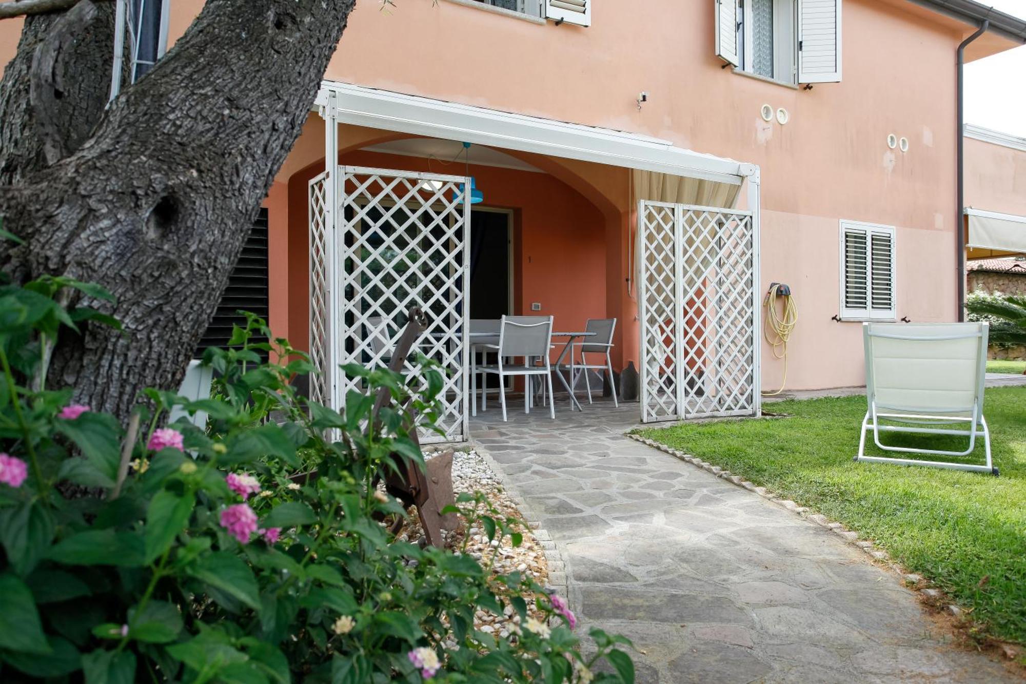 Residence Le Colonnine San Teodoro  Bagian luar foto
